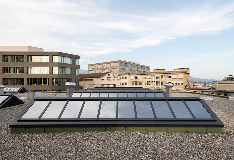 Przeszklenie dachu, pasmo świetlne dwuspadowe 25–40° ze szkleniem zapewniającym ochronę przeciwsłoneczną, Aeschbach Hall Aarau