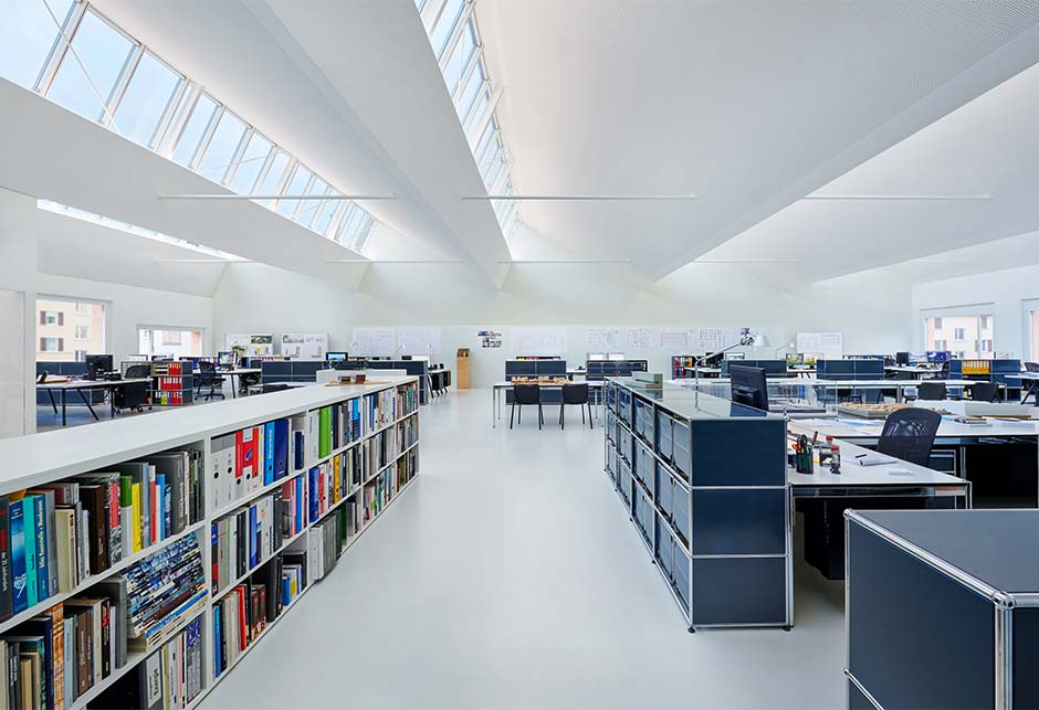 Bureau avec Verrière Modulaire VELUX type Shed 25°–90° ; cabinet d'architectes Weber Hofer AG, Zürich