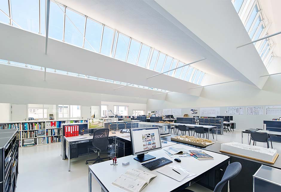 Przeszklenie dachu składające się z rozwiązania użytym jako pasmo świetlne szedowe 25°–90°; biuro architektoniczne Weber Hofer AG, Zurych 
