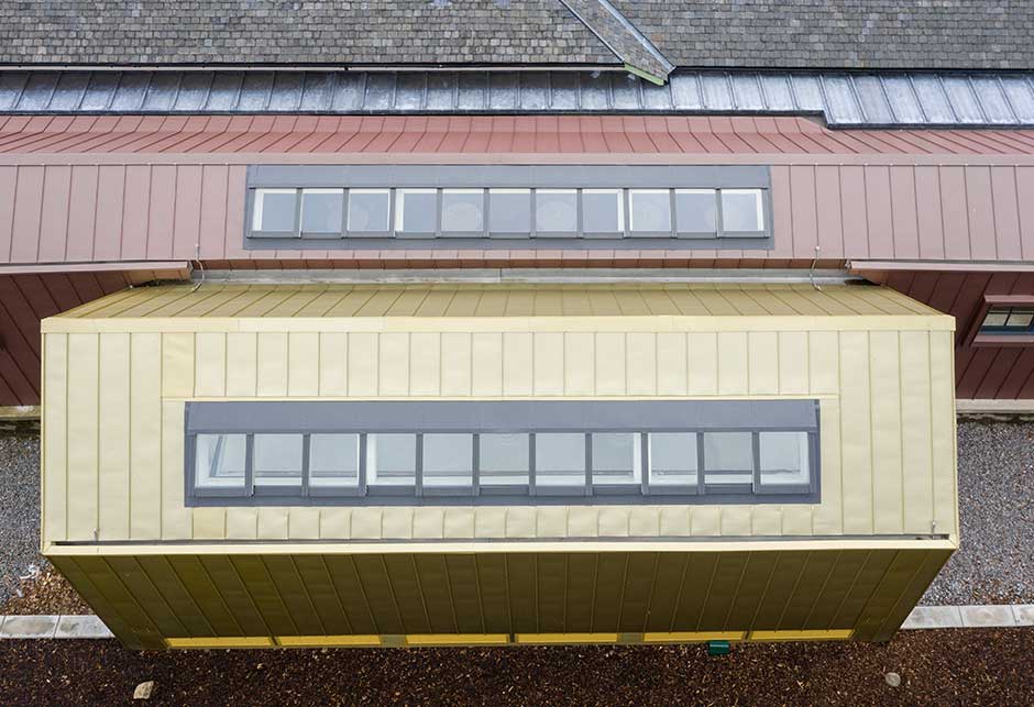 Przeszklenie dachu składające się z modułów pasma świetlnego szedowego 25–90˚, Old Royal Station w Ballater, Wielka Brytania