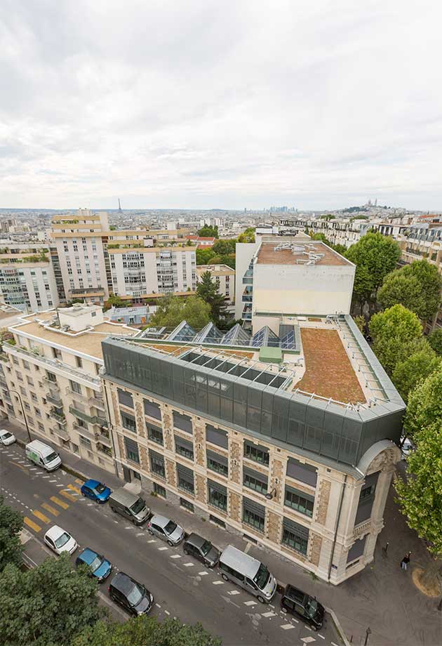 Widok z dachu z pasmami świetlnymi szedowymi na budynek o zabytkowej architekturze, CFDT, Francja