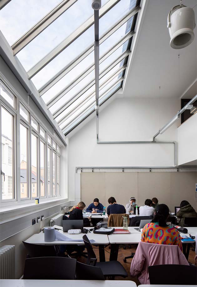 École d'architecture de l'Université de Cardiff. - Étudiants dans une salle de classe éclairée naturellement