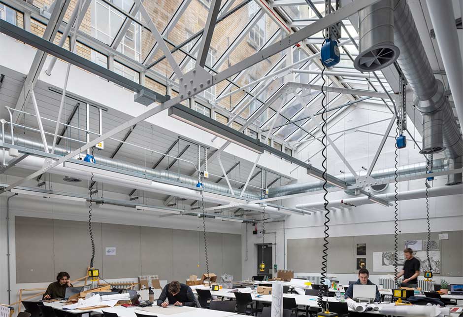École d'architecture de l'Université de Cardiff - Des verrières à double pente sur mesure illuminent une salle de classe