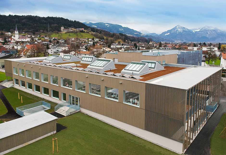 Widok z zewnątrz na kampus szkolny Bütze Wolfurt z przeszkleniami dachu, Wolfurt, Austria