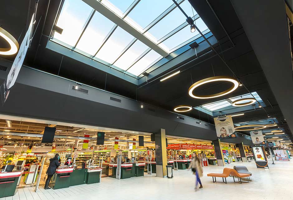 Pasmo świetlne dwuspadowe zapewnia naturalne światło w sercu centrum handlowego Villebon 2, Francja