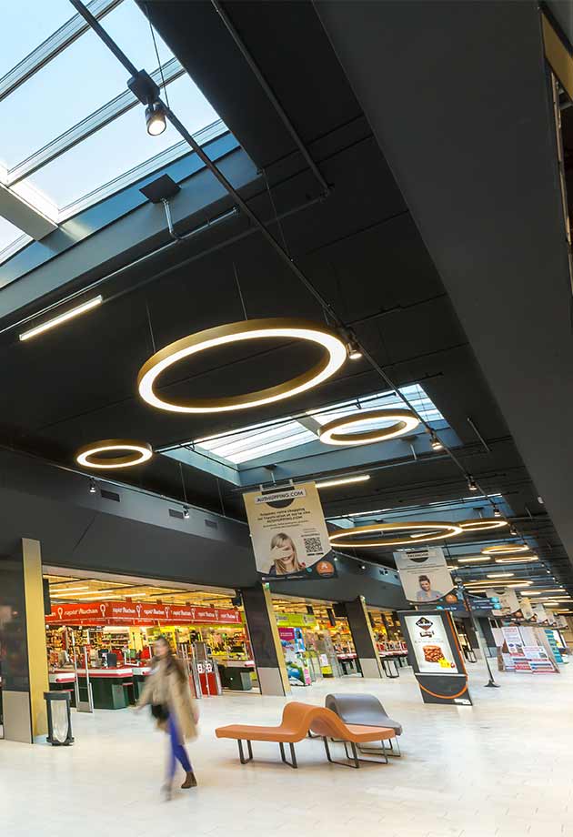 Pasmo świetlne dwuspadowe zapewnia naturalne światło w sercu centrum handlowego Villebon 2, Francja