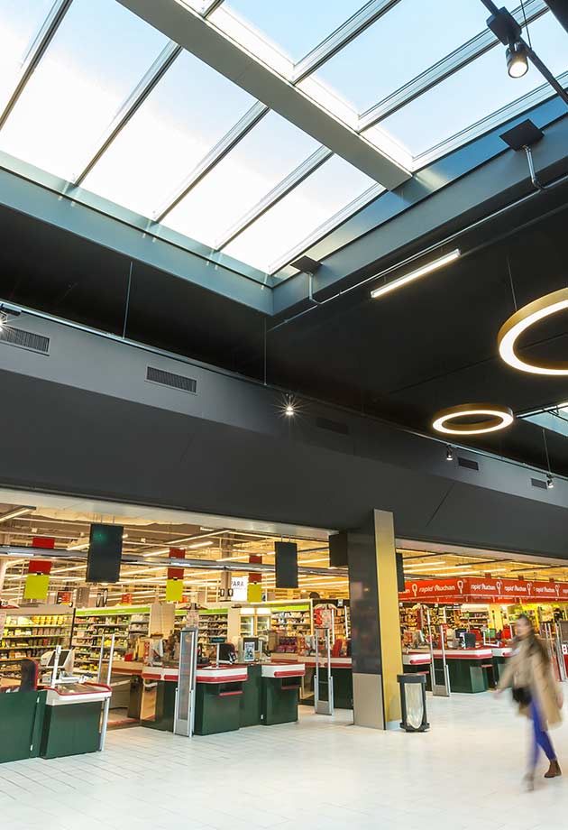Solution de verrières doubles 25-40° apportant une lumière naturelle au cœur du centre commercial Villebon 2, France​
