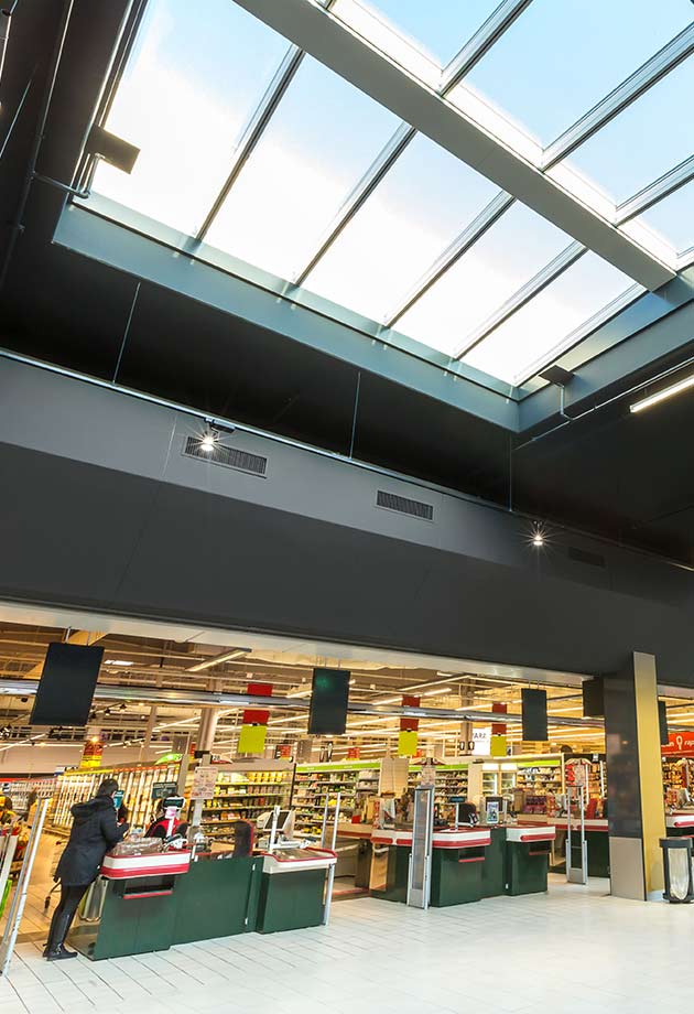 Solution de verrières doubles 25-40° apportant une lumière naturelle au cœur du centre commercial Villebon 2, France​