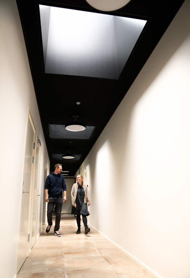 Monolys indefra over korridor