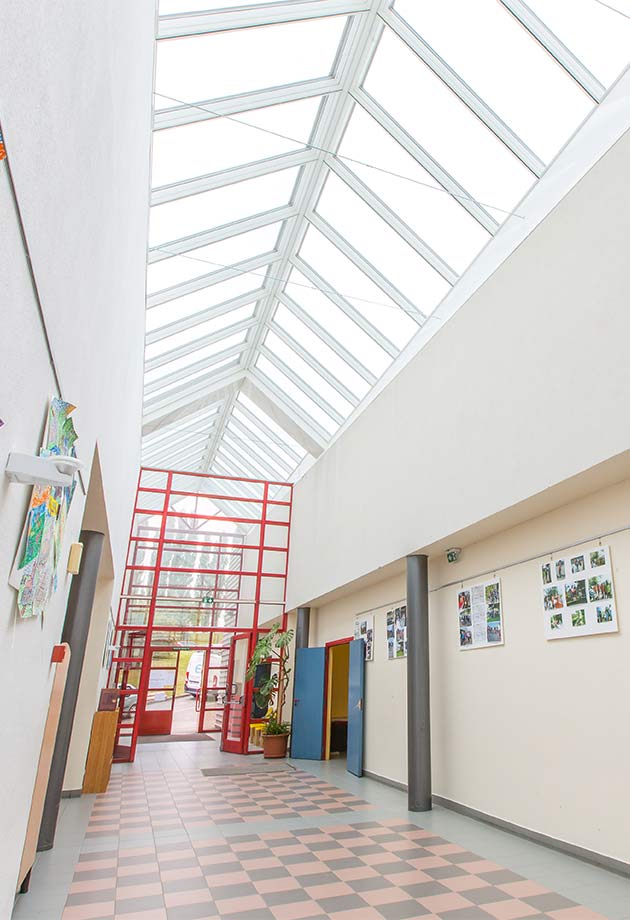 Pasmo świetlne dwuspadowe w korytarzach szkoły Tomi Ungerer High School w Dettwiller, Francja  