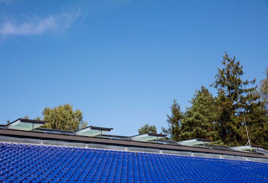 Przeszklenie dachu składające się z modułów pasma świetlnego dwuspadowego 25–40°, widok na dach Das Maximum, Niemcy