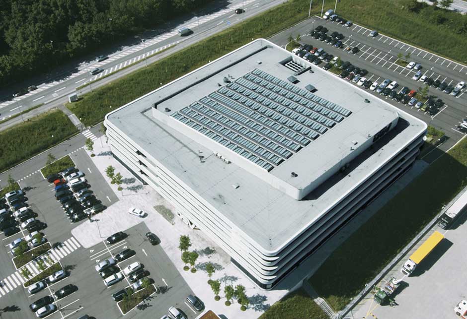 Przeszklenie dachu składające się z modułów Pasmo świetlne Atrium 5-30°, siedziba DSV, Dania