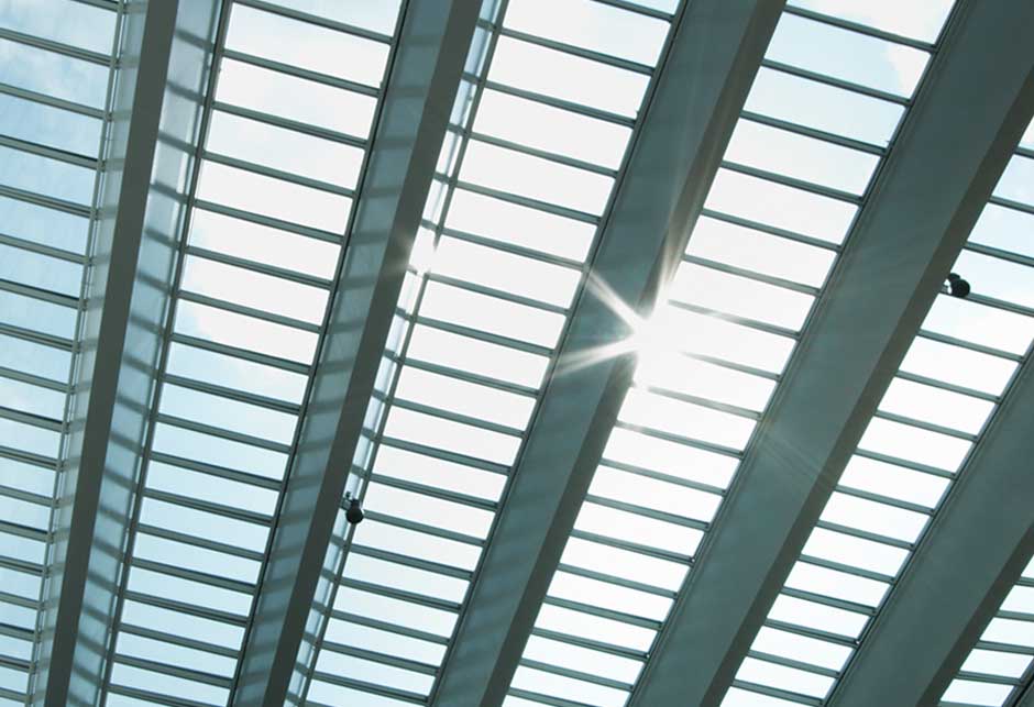 Przeszklenie dachu składające się z modułów pasmo świetlne Atrium 5-30°, siedziba DSV, Dania