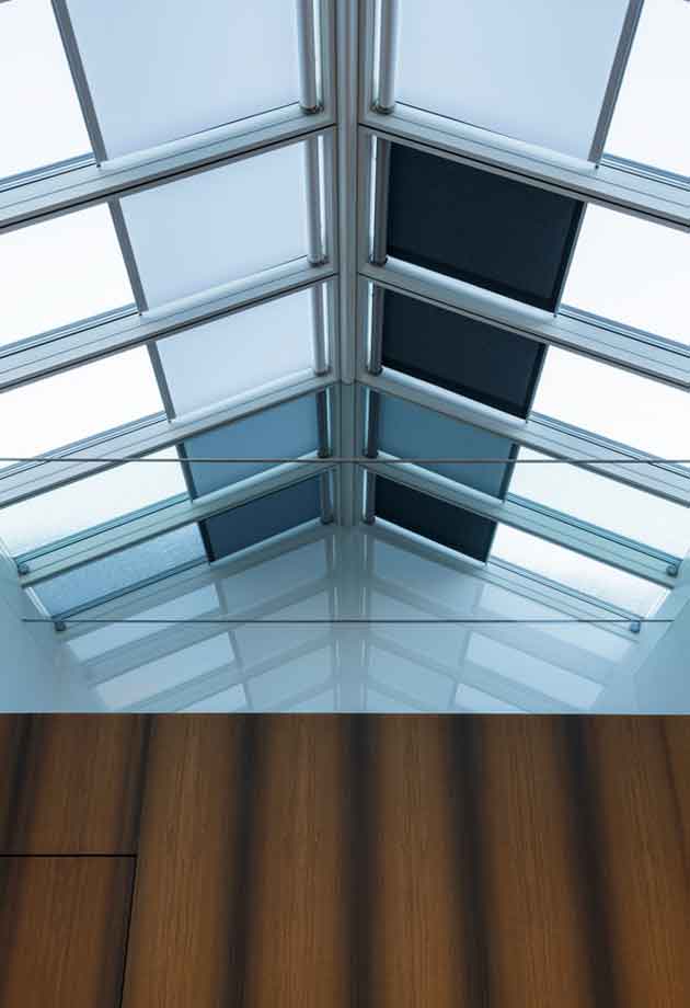 Solution lumière du jour avec les verrières modulaires VELUX doubles 25-40° / Showroom Eskiss Martigny, Suisse / Vue intérieure du produit 3