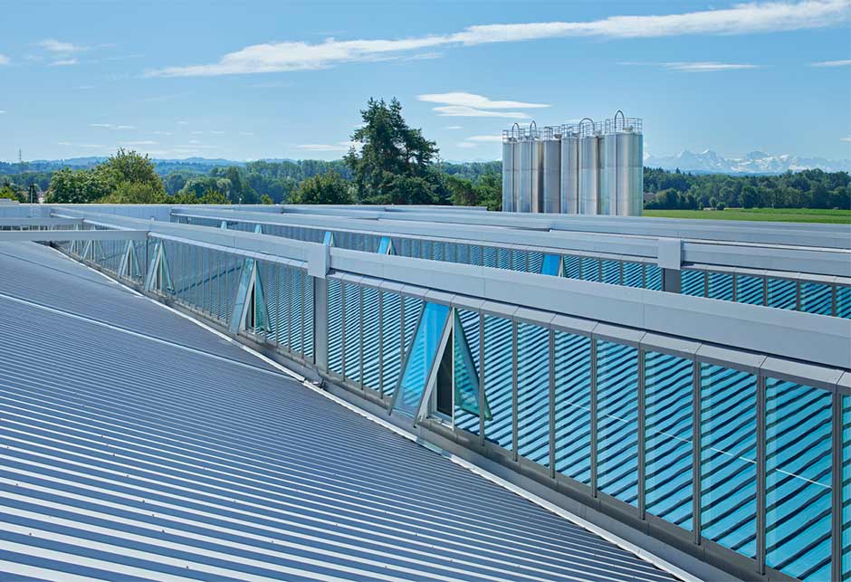 Solution de lumière du jour avec VELUX Modular Skylights comme lanterneau pour toit en shed 25°–90°, Georg Fischer Wavin, Subigen, Suisse / vue extérieure sur le lanterneau
