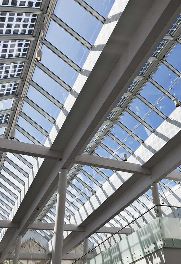 Przeszklenie dachu składające się z pasmo dwuspadowe Atrium 25-40° z przeszkleniem fotowoltaicznym, Green Solution House, Rønne, Dania
