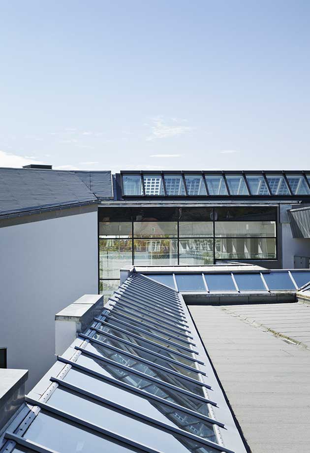 Przeszklenie dachu składające się z pasmo dwuspadowe Atrium 25-40° z przeszkleniem fotowoltaicznym, Green Solution House, Rønne, Dania