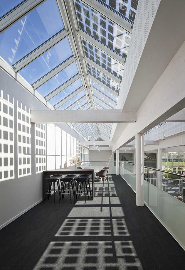 Takljuslösning med Atrium Ryggås 25–40˚ med glas med solceller, Green Solution House, Rønne, Danmark