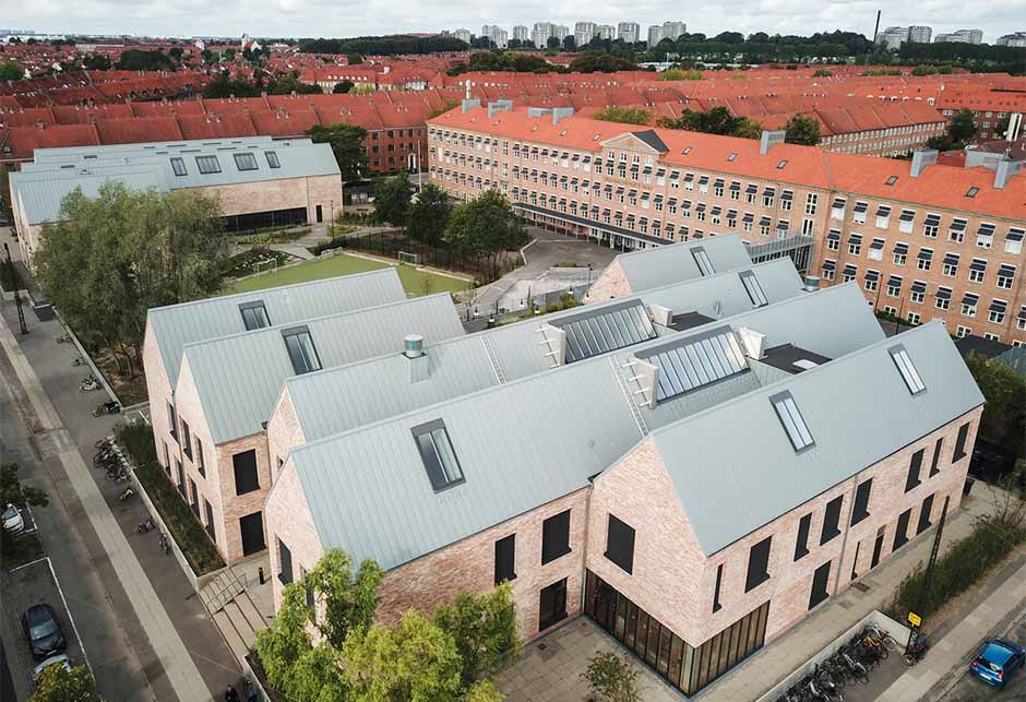 Luftaufnahme einer Schule in Kopenhagen mit VELUX Modular Skylights – Sheddach- Lichtband