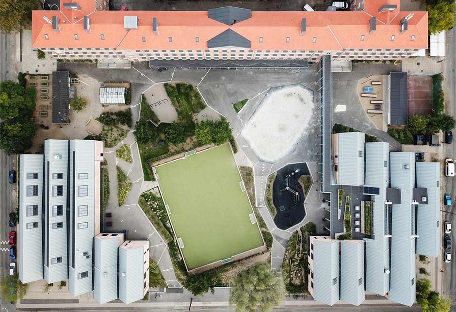 Zdjęcie z drona — Szkoła w Kopenhadze — świetlik modułowy VELUX —    Pasma świetlne szedowe Northlight