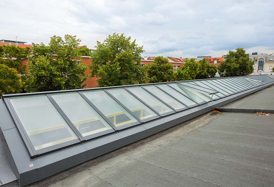 Vue du toit de verrières linéaires 5-30°, groupe scolaire René Guest, France​