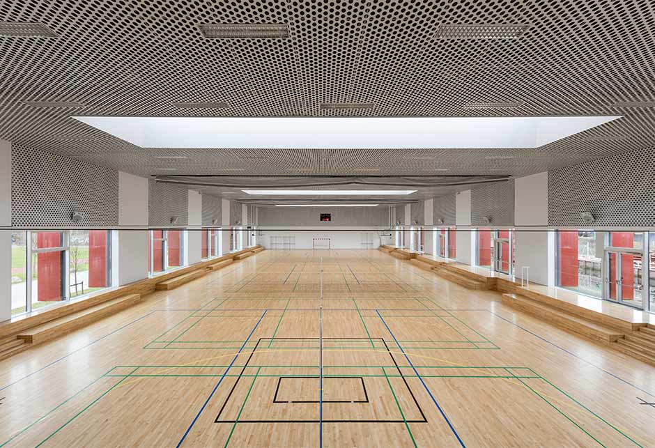 Hall C baigné de la lumière naturelle grâce à des verrières modulaires linéaires 5-30°, Arsenaløen, Danemark