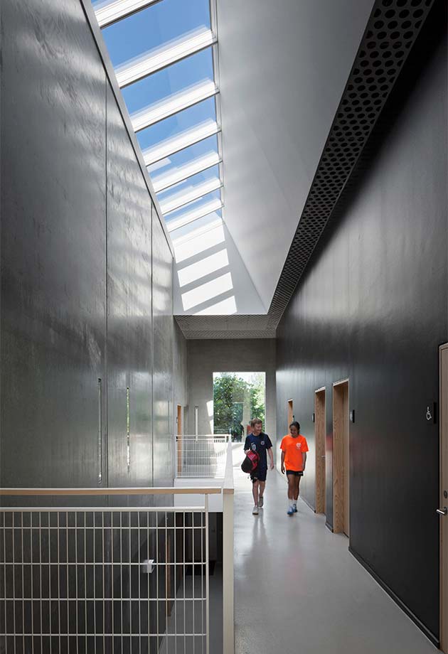 Die Dachverglasung sorgt für ein angenehmes Raumklima in der Veranstallungshalle Halle C, Arsenaløen in Dänemark