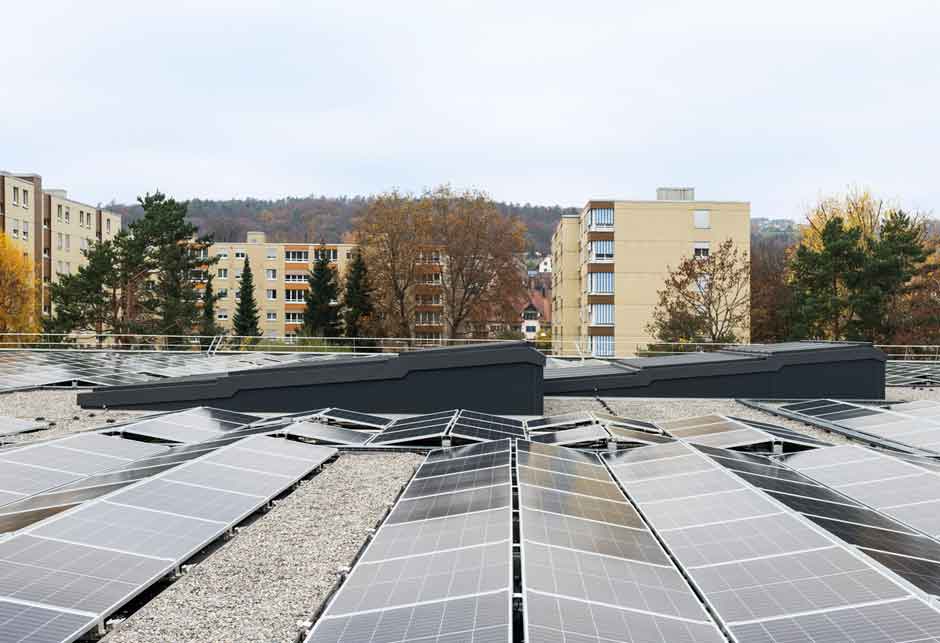 Tageslicht-Lösung mit VELUX Modular Skylights als Stufen-Lichtband 5° / Shopping Center Herblingertal, Schaffhausen / Schweiz / Aussenansicht 