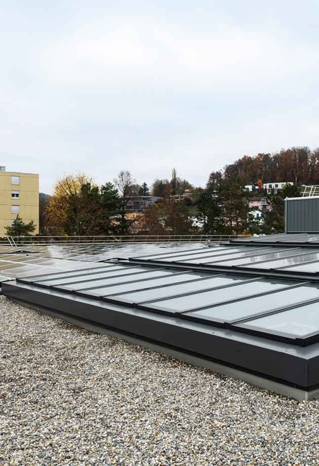 Tageslicht-Lösung mit VELUX Modular Skylights als Stufen-Lichtband 5° / Shopping Center Herblingertal, Schaffhausen / Schweiz / Aussenansicht vom Produkt    