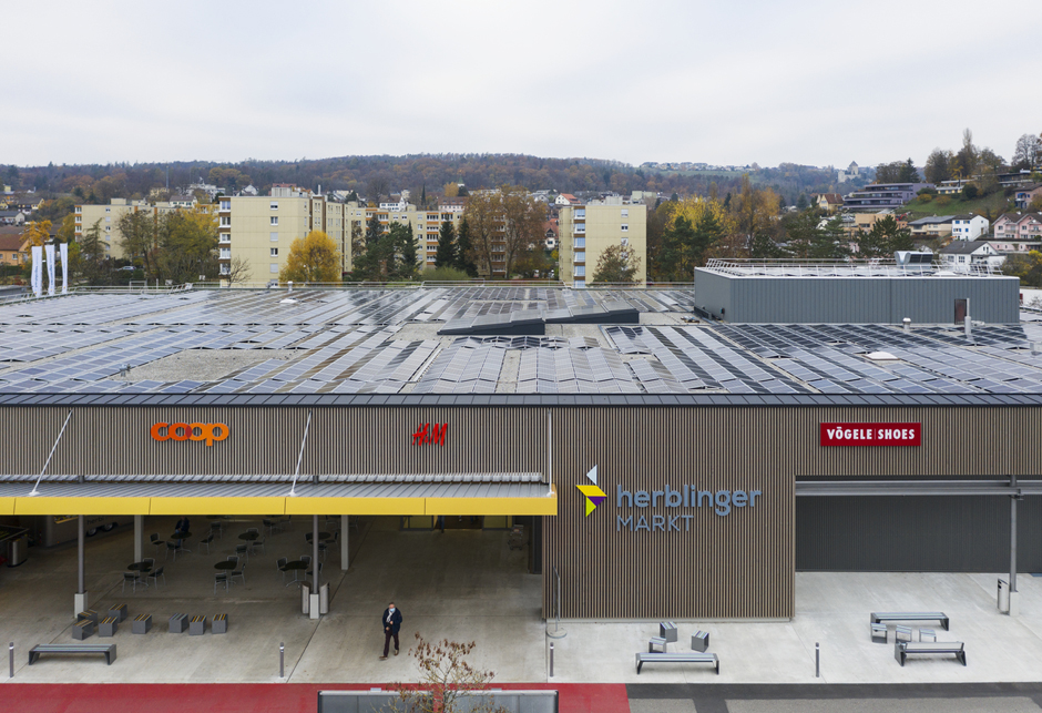 Tageslicht-Lösung mit VELUX Modular Skylights als Stufen-Lichtband 5° / Shopping Center Herblingertal, Schaffhausen / Schweiz / Aussenansicht von Oben 