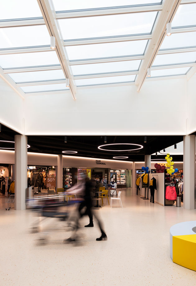 Tageslicht-Lösung mit VELUX Modular Skylights als Stufen-Lichtband 5° / Shopping Center Herblingertal, Schaffhausen / Schweiz / Innenansicht 2 