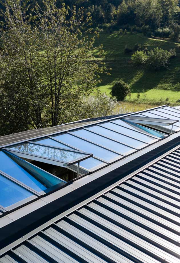Tageslicht-Lösung mit VELUX Modular Skylights als Lichtband 5-30° | Hallensanierung Herter, Wald, Schweiz | Aussenansicht vom Produkt 2