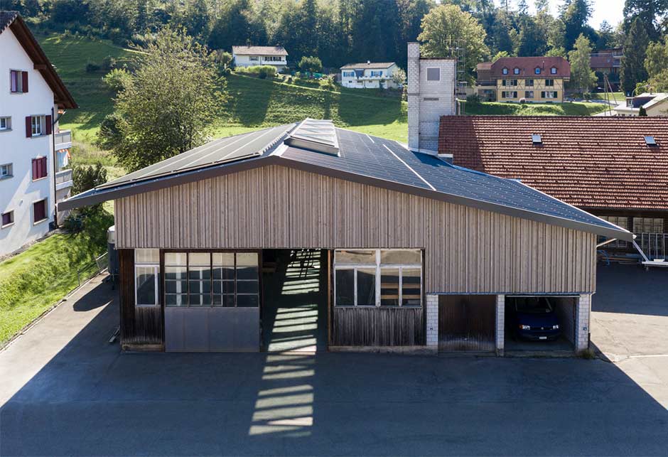 Tageslicht-Lösung mit VELUX Modular Skylights als Lichtband 5-30° | Hallensanierung Herter, Wald, Schweiz | Aussenansicht