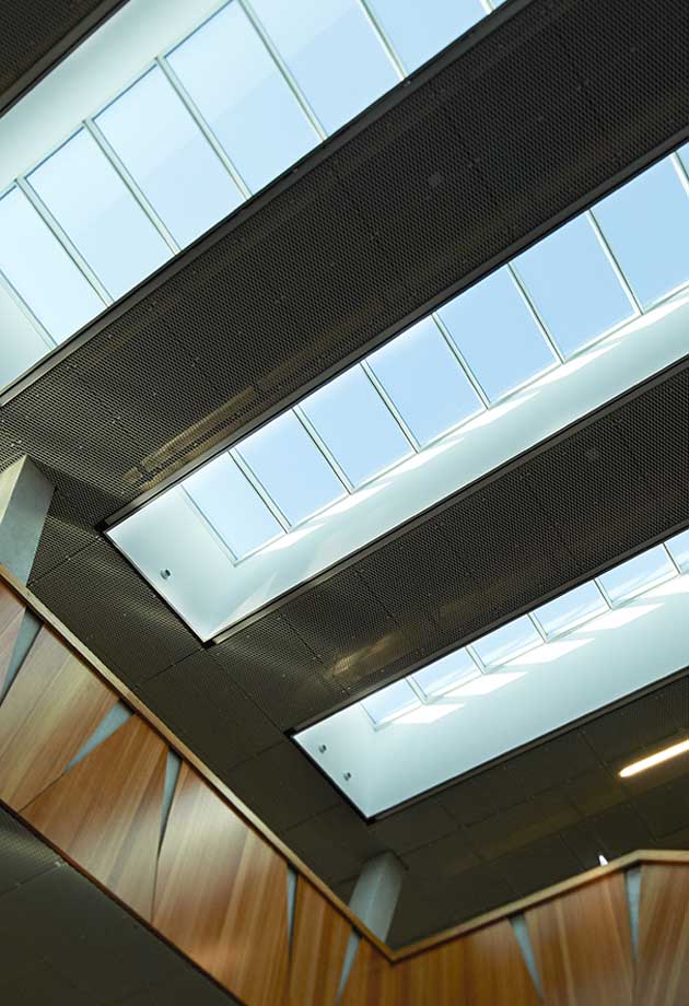 Przeszklenie dachu składające się z modułów pasmo świetlne 5-30°, Hessenwaldschule, Weiterstadt, Frankfurt, Niemcy