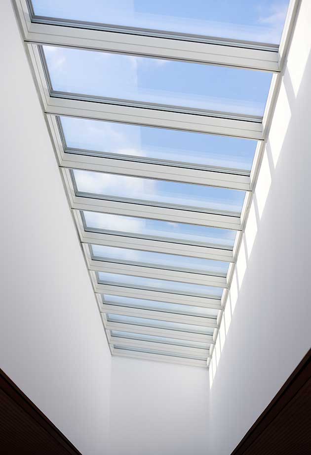 Przeszklenie dachu składające się z modułów pasmo świetlne 5-30°, Hessenwaldschule, Weiterstadt, Frankfurt, Niemcy