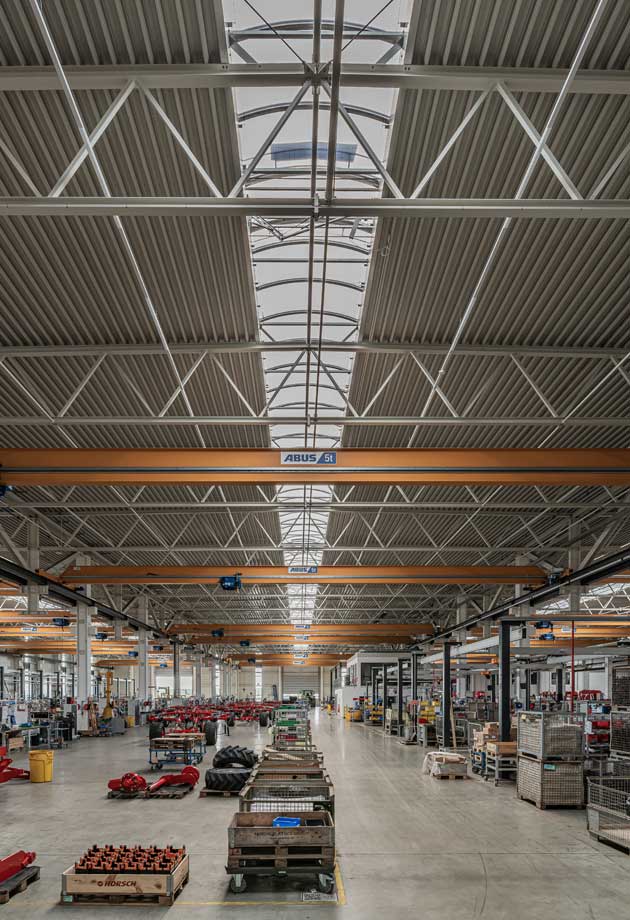Energy-efficient continuous rooflight in a refurbished production hall 
