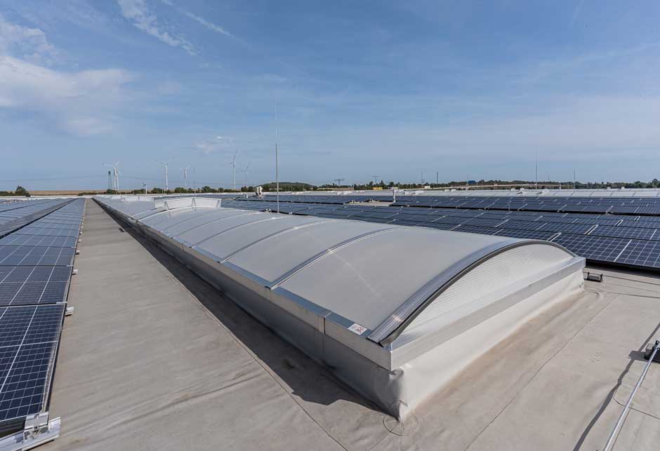 Energooszczędne ciągłe świetliki dachowe z poliwęglanu z prowadnicą odchylenia wiatru obok systemów fotowoltaicznych