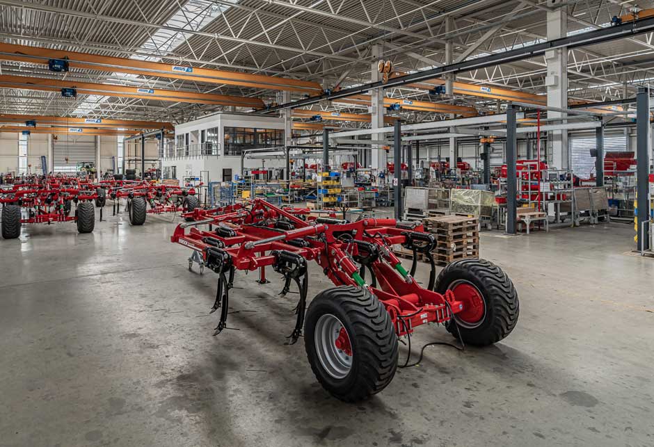 Agricultural machinery production hall with energy-efficient polycarbonate continuous rooflight 