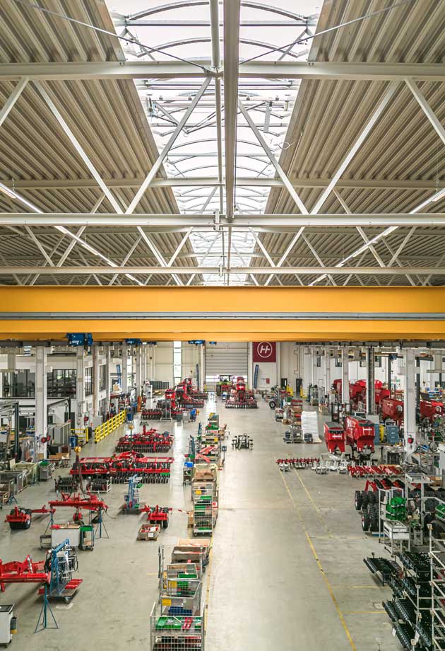 Energy-efficient continuous rooflight in a refurbished production hall 