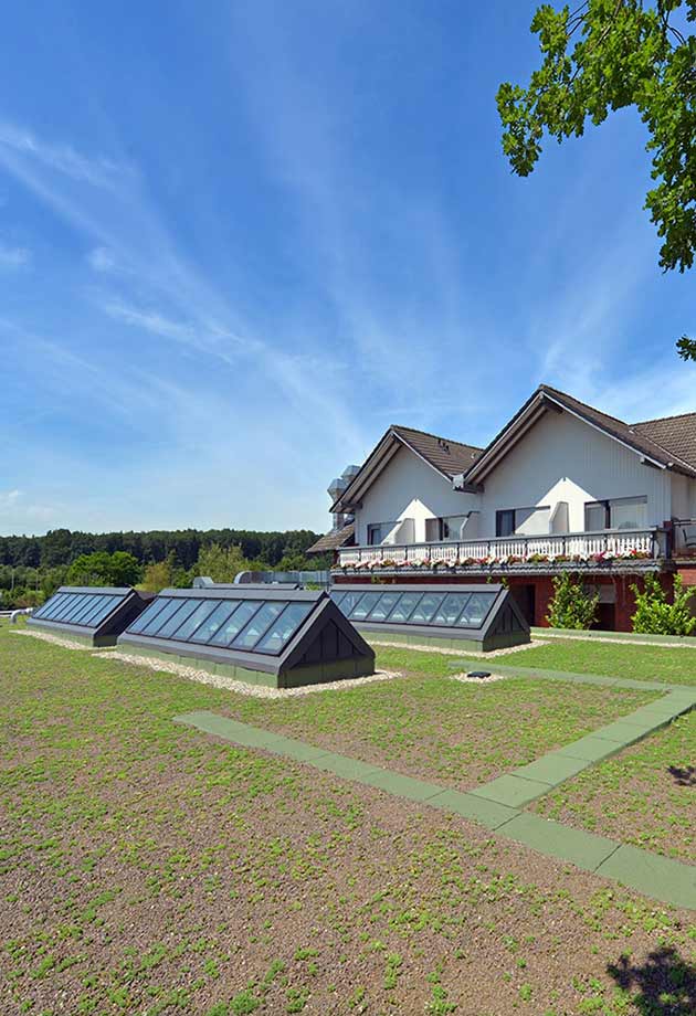Widok na dach z pasmem świetlnym dwuspadowym 25°–40, kompleks Jammertal Hotel Resort, Niemcy