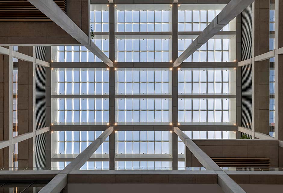 Interiørbilde av Belval Icône-bygningen med 700 VELUX overlysmoduler