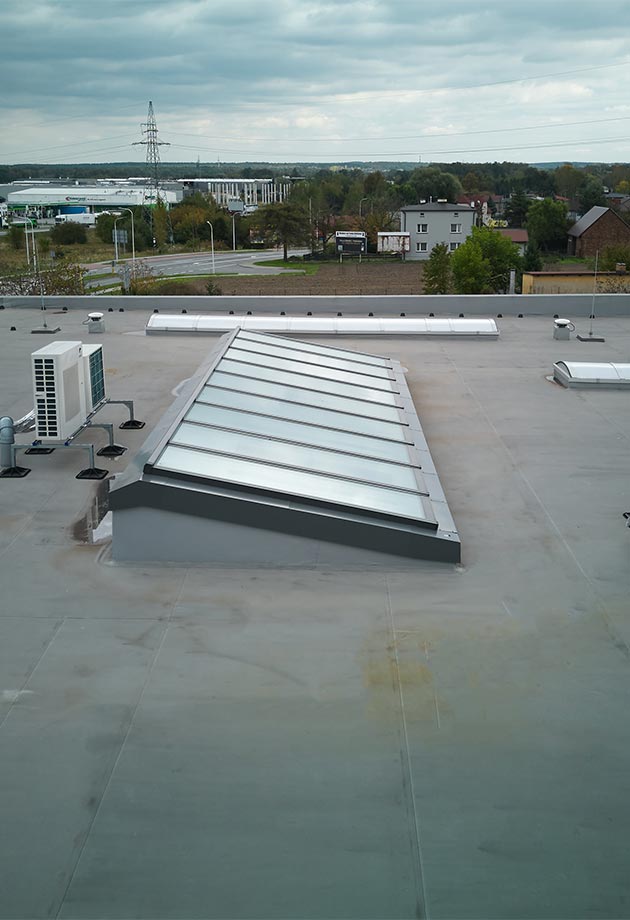 Modular skylights on the roof of the IVECO Siltruck branch in Zory
