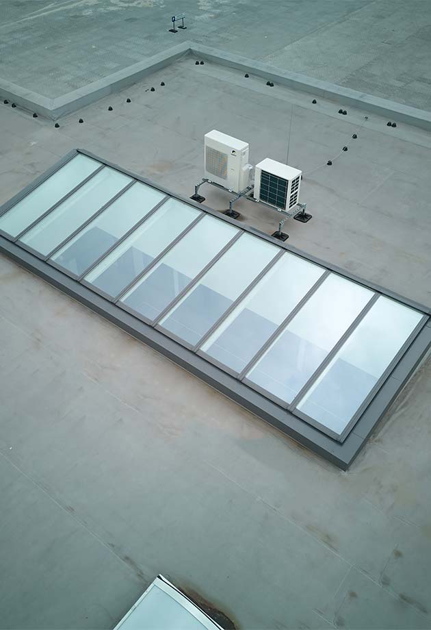Pasma świetlne na dachu oddziału firmy Siltruck IVECO w Żorach