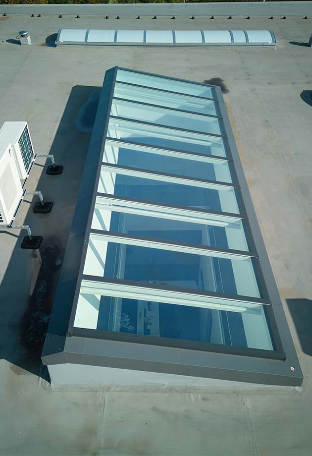 Modular skylights on the roof of the Siltruck IVECO branch in Zory