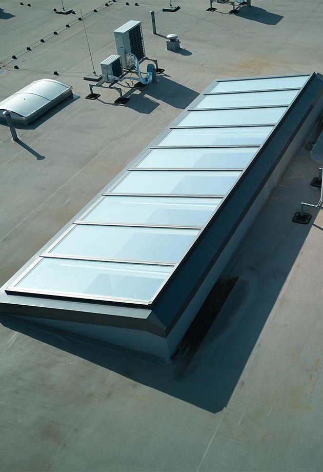 Pasma świetlne na dachu oddziału firmy Siltruck IVECO w Żorach