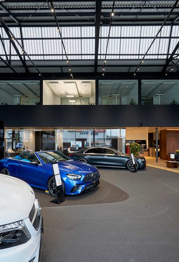 Mercedes-Benz Autohaus mit GRILLODUR® Oberlicht