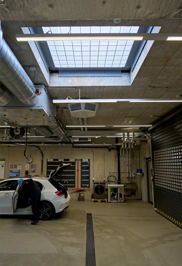 Mercedes Werkstatt mit Lichtkuppel und Durchsturzsicherung