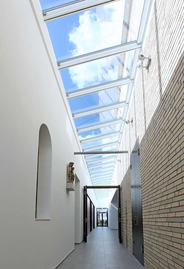 Solution de verrière de toit avec modules Verrière linéaire muraux 5-45˚, Kirche Erkelenz, Allemagne