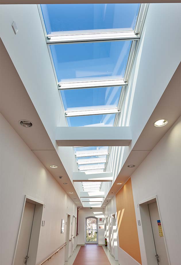 Przeszklenie dachu składające się z pasma świetlnego Rooflight 5–30° w szpitalu Wuppertal, Niemcy