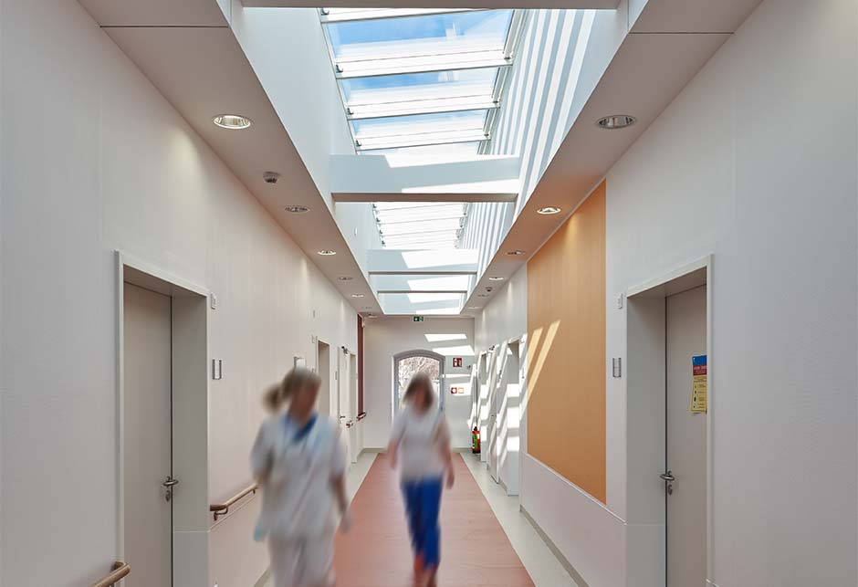 Przeszklenie dachu składające się z pasma świetlnego VELUX Longlight 5–30°, szpital Wuppertal, Niemcy